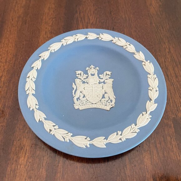 WEDGWOOD Vintage Blue Jasperware Mini Plate City of London Crest 4.5" - Picture 1 of 4